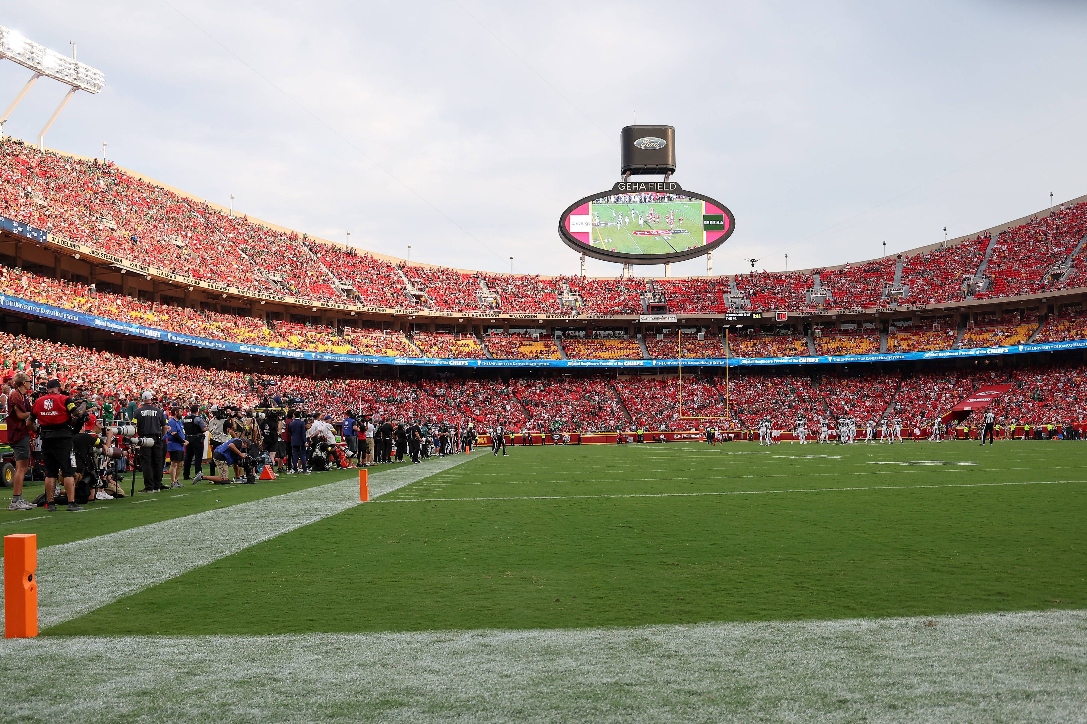 Estádio Arrowhead, casa dos Kansas City Chiefs na NFL. 
O design em forma de taça reflete o som diretamente de volta para o relvado, tendo sido registados 142 decibéis em 2014 - antes de Taylor Swift namorar com Travis Kelce