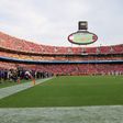Estádio Arrowhead, casa dos Kansas City Chiefs na NFL. 
O design em forma de taça reflete o som diretamente de volta para o relvado, tendo sido registados 142 decibéis em 2014 - antes de Taylor Swift namorar com Travis Kelce