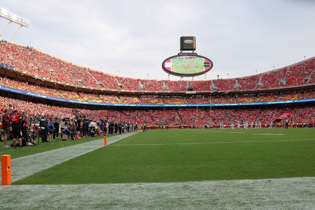 Estádio Arrowhead, casa dos Kansas City Chiefs na NFL. 
O design em forma de taça reflete o som diretamente de volta para o relvado, tendo sido registados 142 decibéis em 2014 - antes de Taylor Swift namorar com Travis Kelce