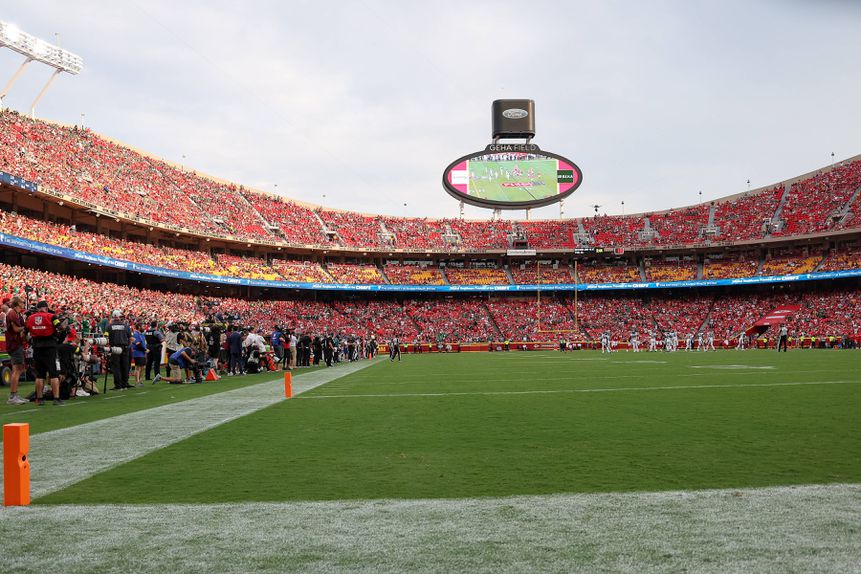 Estádio Arrowhead, casa dos Kansas City Chiefs na NFL. 
O design em forma de taça reflete o som diretamente de volta para o relvado, tendo sido registados 142 decibéis em 2014 - antes de Taylor Swift namorar com Travis Kelce