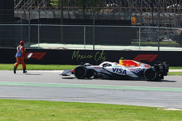 Momento em que dois comissários atravessaram a pista com Lawson perto