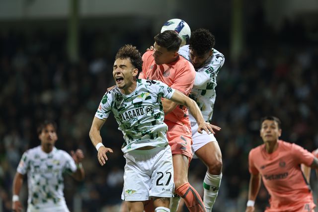Portista Bednarek 'apertado' por dois adversários - Foto: Catarina Morais/Kapta+