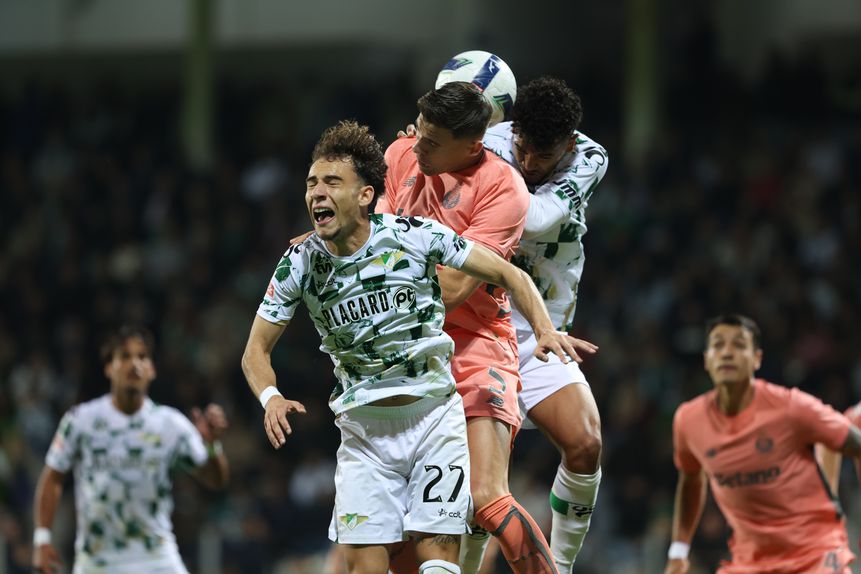 Portista Bednarek 'apertado' por dois adversários - Foto: Catarina Morais/Kapta+