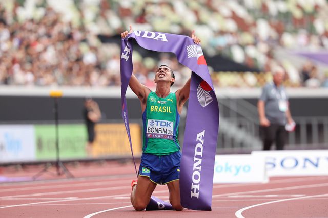 A alegria de Caio Bonfim nos Mundiais de Tóquio, onde conquistou duas medalhas. IMAGO