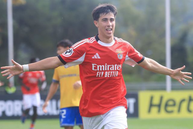 Federico Coletta festeja golo marcado ao Estoril na Liga Revelação — Foto: SL Benfica