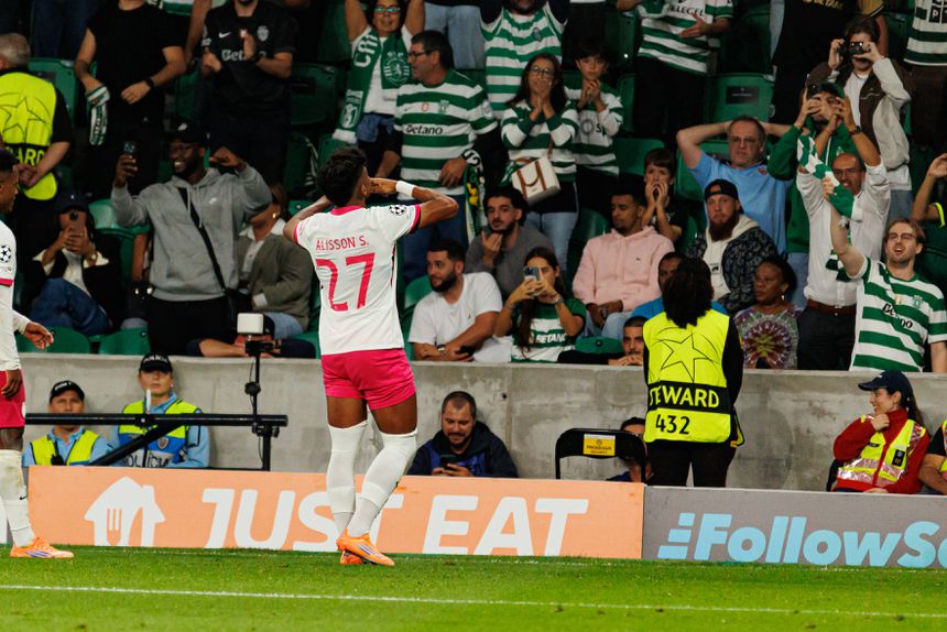 Alisson Santos num momento de simbiose com os adeptos, depois de ter marcado o golo da vitória frente ao Marselha, na Champions - Foto: IMAGO