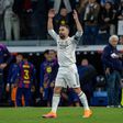 Carvajal a celebrar a vitória do Real Madrid no El Clásico, no Bernabéu