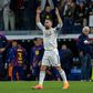 Carvajal a celebrar a vitória do Real Madrid no El Clásico, no Bernabéu