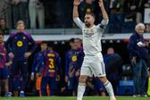 Carvajal a celebrar a vitória do Real Madrid no El Clásico, no Bernabéu