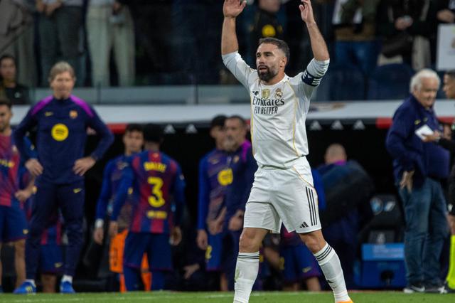 Carvajal a celebrar a vitória do Real Madrid no El Clásico, no Bernabéu