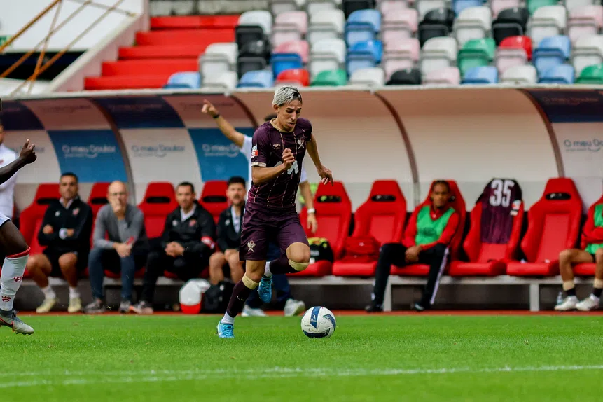 Flamengo foge do Rio para Matosinhos!