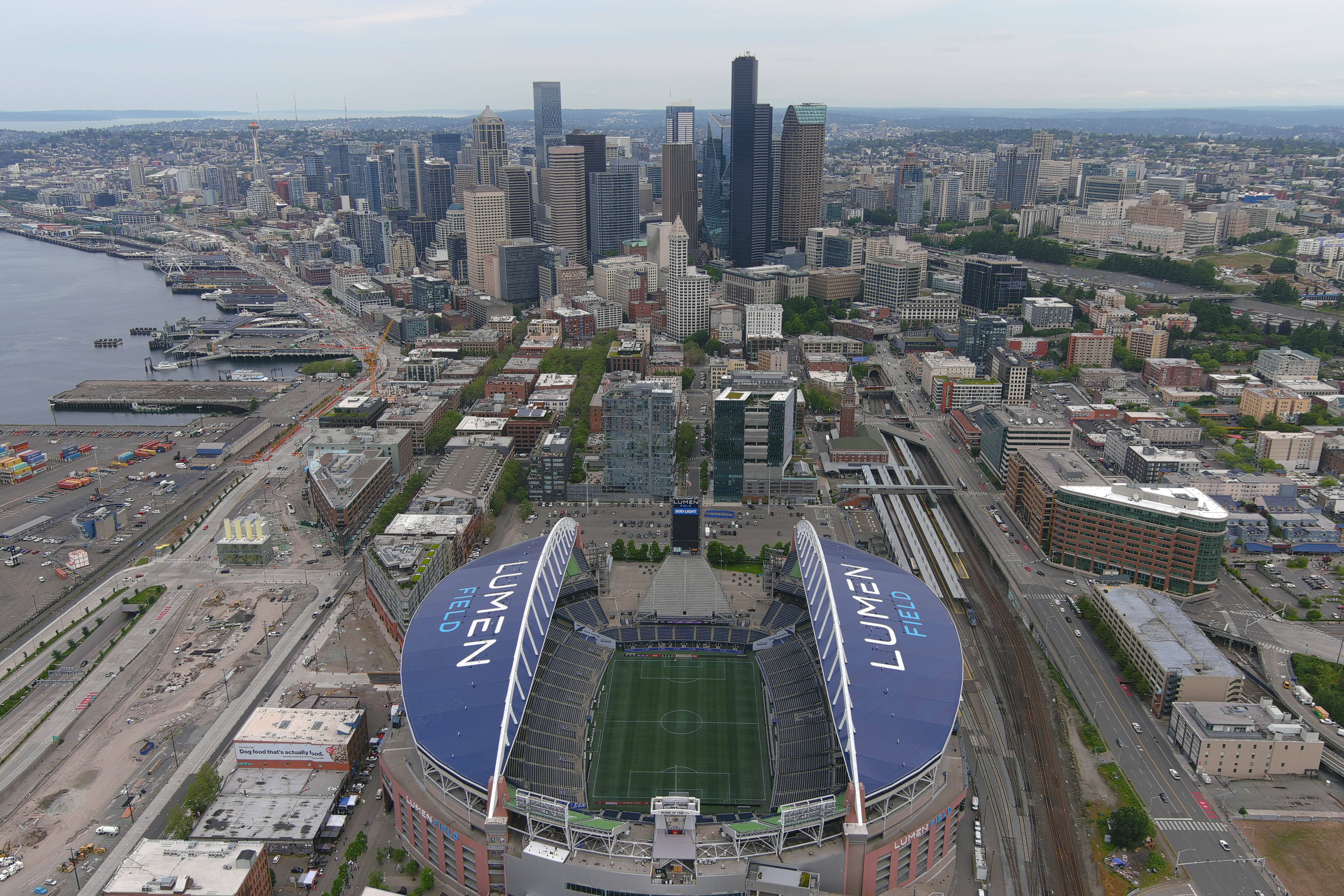 O antigo CenturyLink Field, em Seattle, hoje Lumen Field, registou 136.6 decibéis em 2013, batendo então um recorde mundial. É a casa dos Seattle Seahawks (NFL), Seattle Sounders (MLS) e OL Reign (WMLS).
