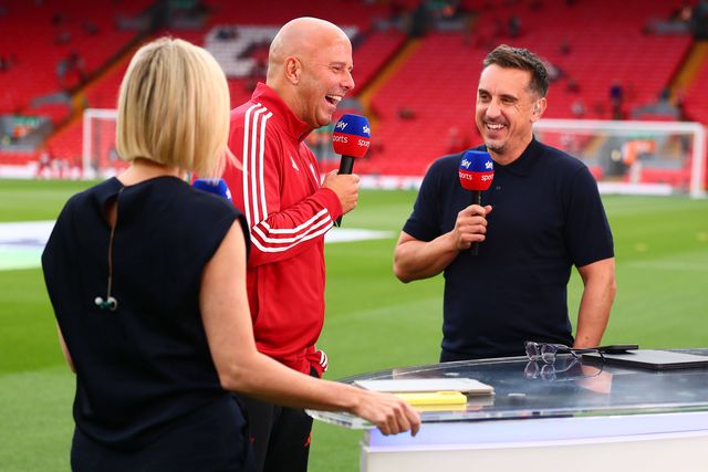 Arne Slot, treinador do Liverpool, e Gary Neville, comentador televisivo e ex-lateral direito do Manchester United