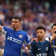 Thiago Silva ao lado do filho mais novo, Iago Silva, na despedida no Chelsea em 2024
