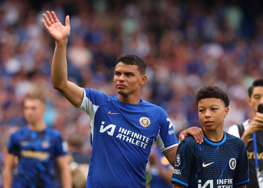 Thiago Silva ao lado do filho mais novo, Iago Silva, na despedida no Chelsea em 2024