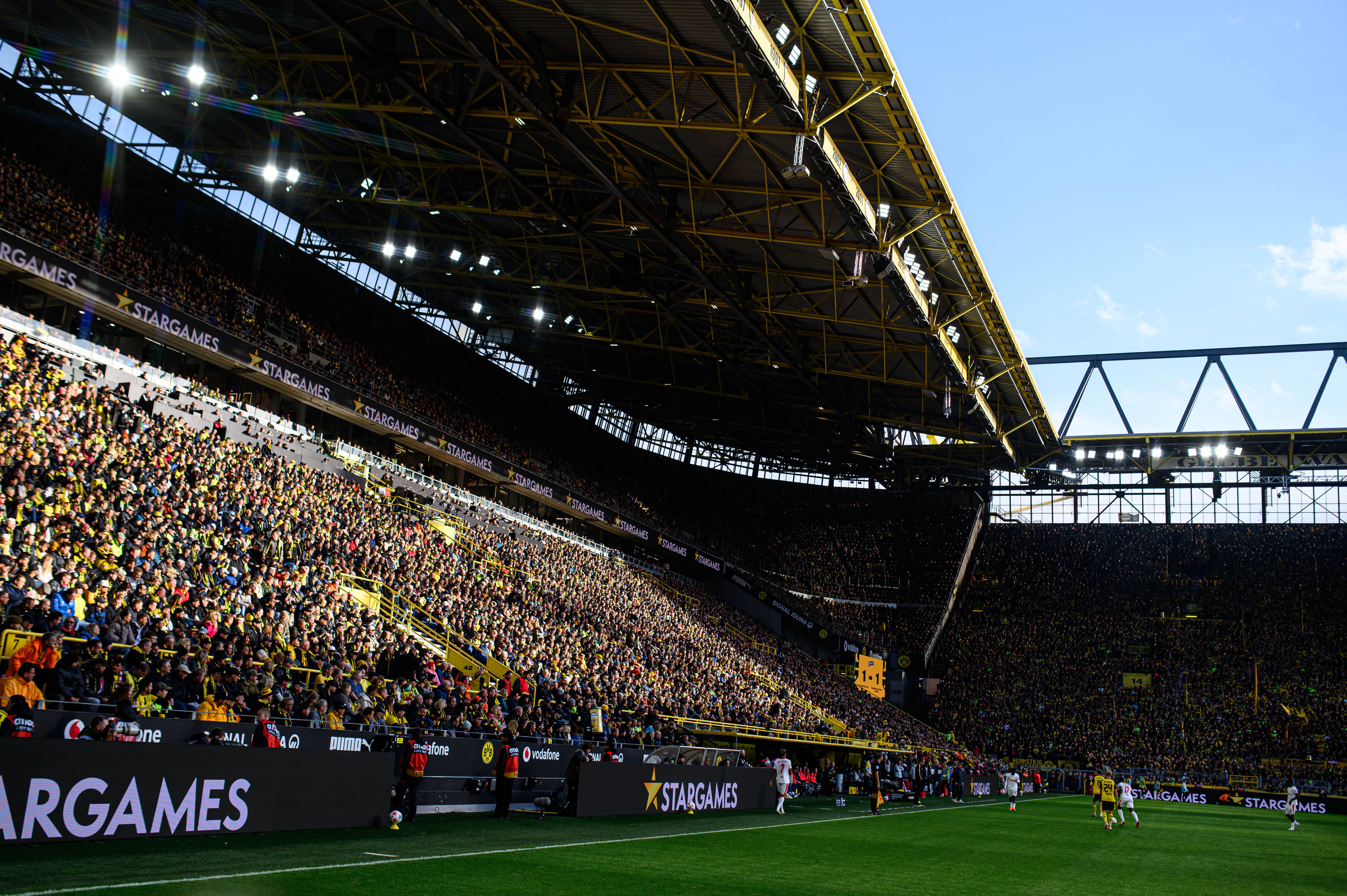 Quem não conhece o 'muro amarelo'? O Signal Iduna Park, casa do Borussia Dortmund, é conhecido por estar sempre cheio e com adeptos fervorosos, que já chegaram aos 126 decibéis