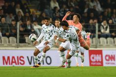 Na 1.ª parte Pepê teve dificuldades em perfurar a defesa do Moreirense (Foto: Catarina Morais/Kapta+)