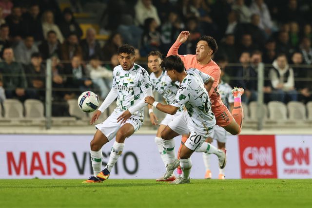 Na 1.ª parte Pepê teve dificuldades em perfurar a defesa do Moreirense (Foto: Catarina Morais/Kapta+)