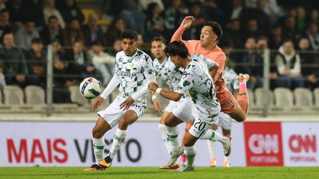 Na 1.ª parte Pepê teve dificuldades em perfurar a defesa do Moreirense (Foto: Catarina Morais/Kapta+)