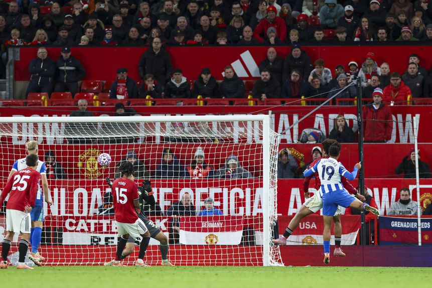Kostoulas marcou de cabeça na derrota do Brighton em casa do Manchester United