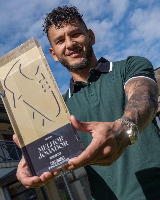 Luis Suárez com o prémio nas mãos - Foto: SPORTING CP