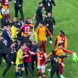 Que batalha campal! Galatasaray-Fenerbahçe termina em caos e com ex-Benfica ao barulho!