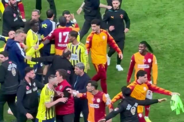 Autêntica batalha campal: Galatasaray-Fenerbahçe terminou em caos!