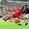 Duelo entre Ryan Giggs e Steven Gerrard, em 1999 - foto: IMAGO