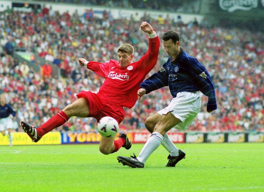 Duelo entre Ryan Giggs e Steven Gerrard, em 1999 - foto: IMAGO
