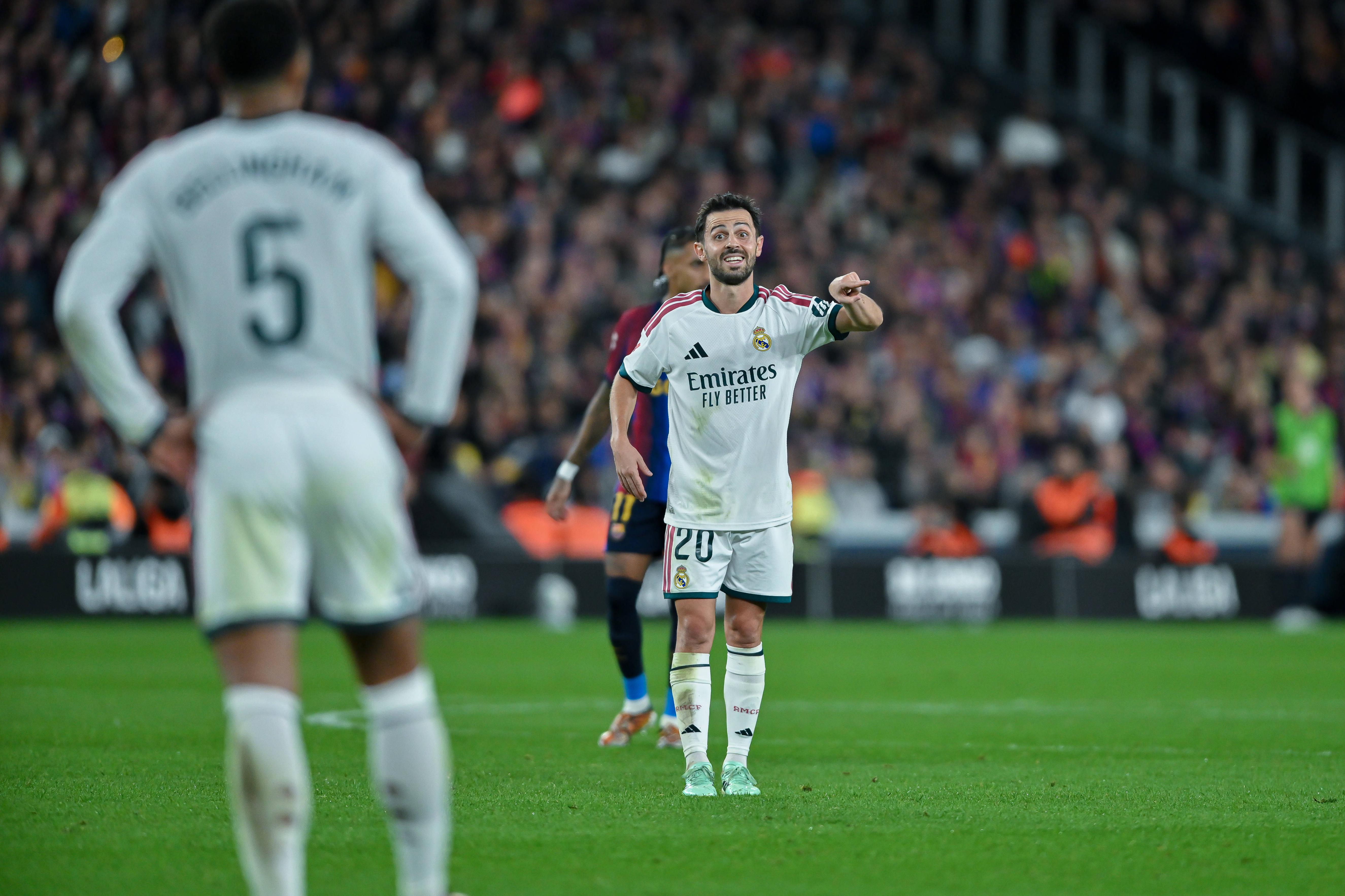 Bernardo Silva foi titular no clássico com o Barcelona
