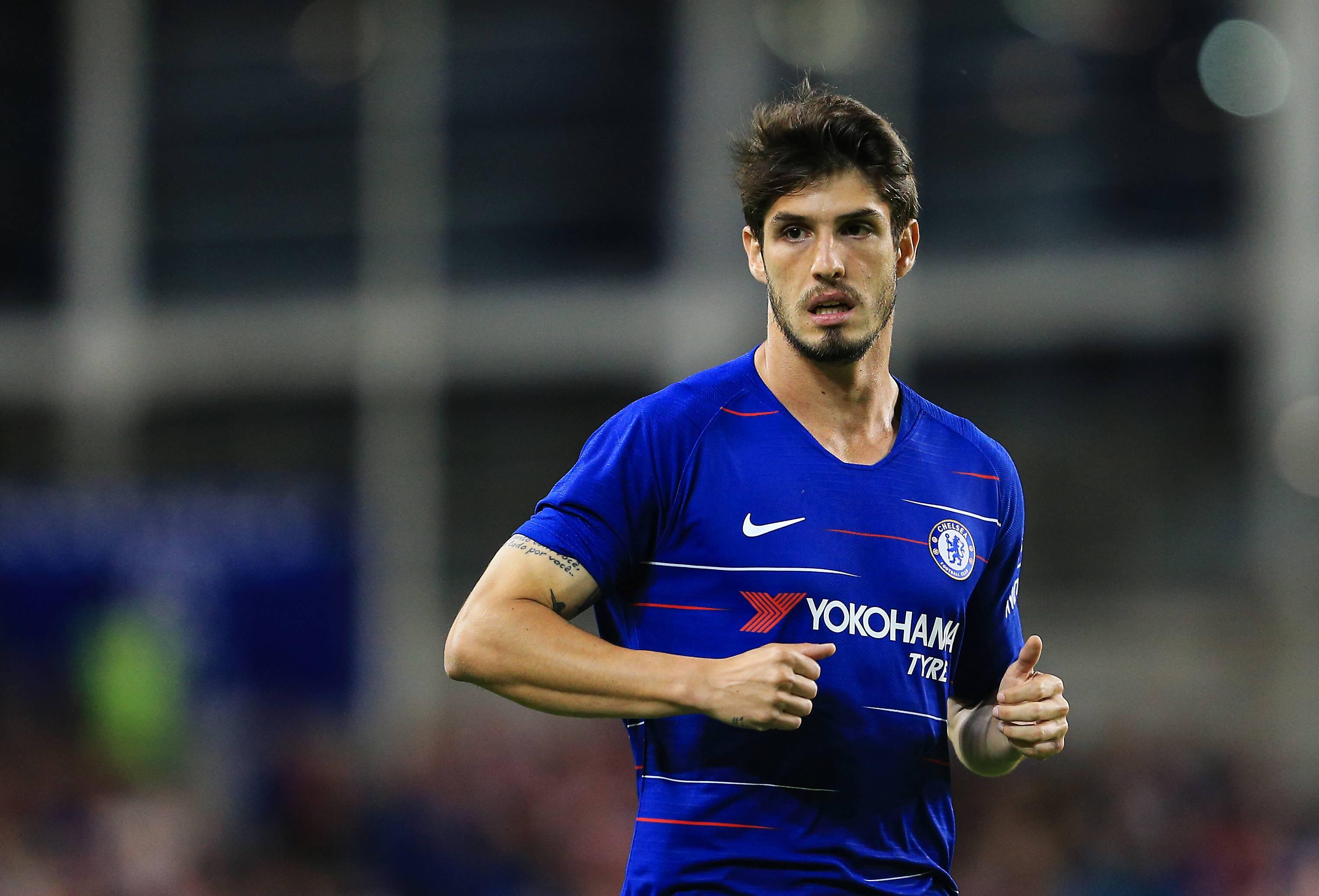 Lucas Piazón — chegou a Stamford Bridge apresentado como o «novo Kaká», mas viveu depois uma década de empréstimos (incluindo Rio Ave e SC Braga). Rescindiu com os ingleses e joga hoje no futebol brasileiro