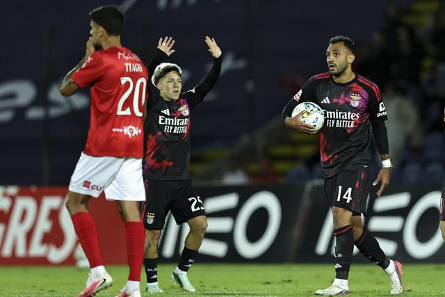 Prestianni e Pavlidis no Santa Clara-Benfica (foto: EPA/EDUARDO COSTA)