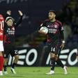 Prestianni e Pavlidis no Santa Clara-Benfica (foto: EPA/EDUARDO COSTA)