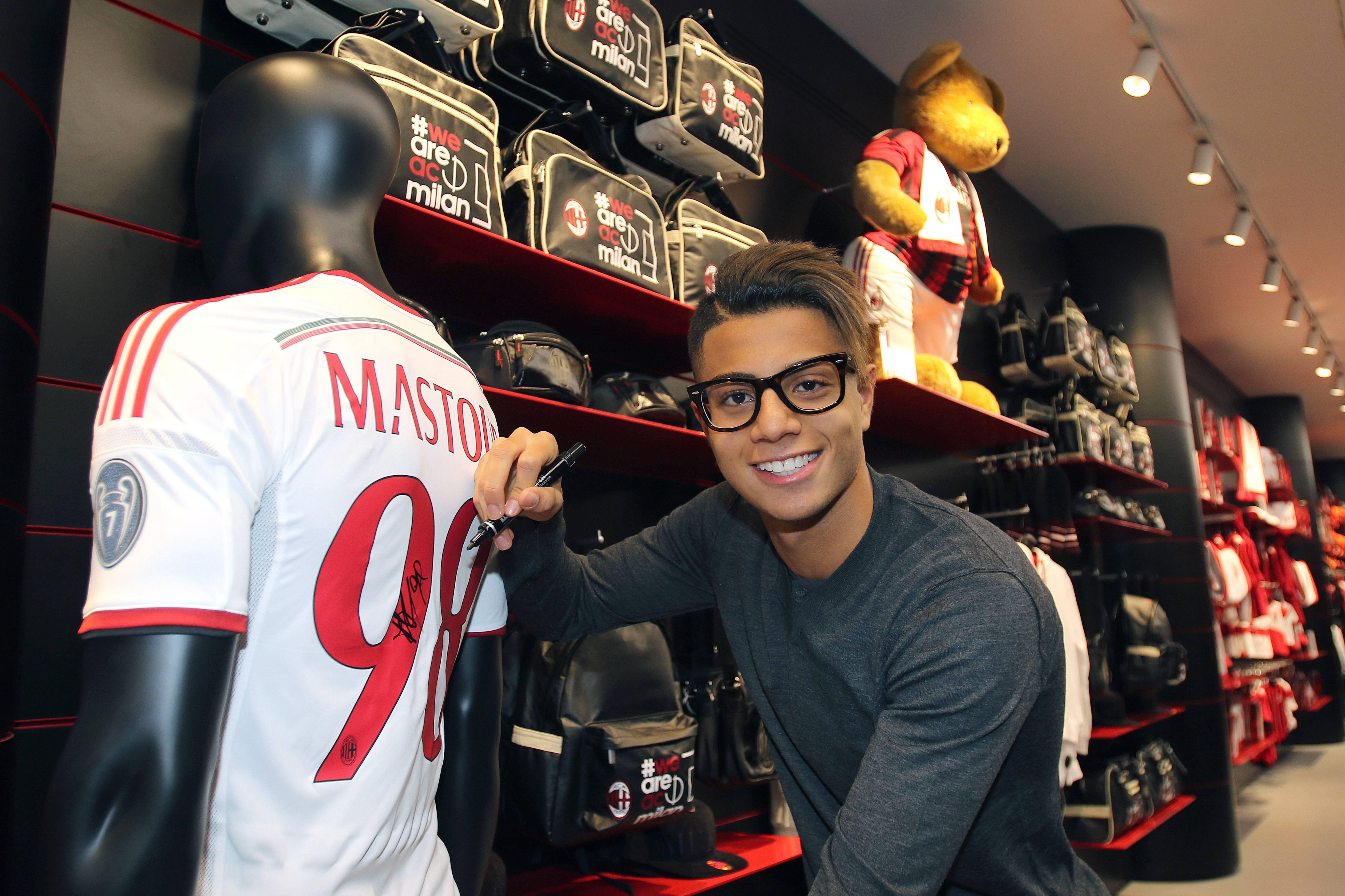 Hachim Mastour — fenómeno viral do YouTube que o Milan blindou em miúdo; a finta não chegou para o topo e, sem espaço na elite europeia, rodou pelo futebol marroquino e atua em divisões secundárias em Itália