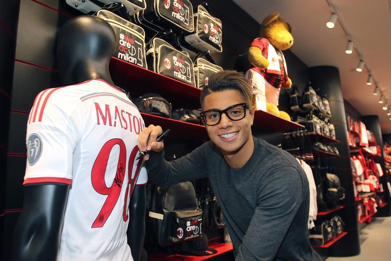 Hachim Mastour — fenómeno viral do YouTube que o Milan blindou em miúdo; a finta não chegou para o topo e, sem espaço na elite europeia, rodou pelo futebol marroquino e atua em divisões secundárias em Itália