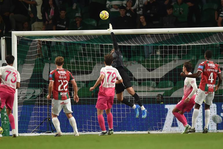Rui Silva voou para impedir o golo do Marítimo. Foto: Miguel Nunes (Sporting-Marítimo)