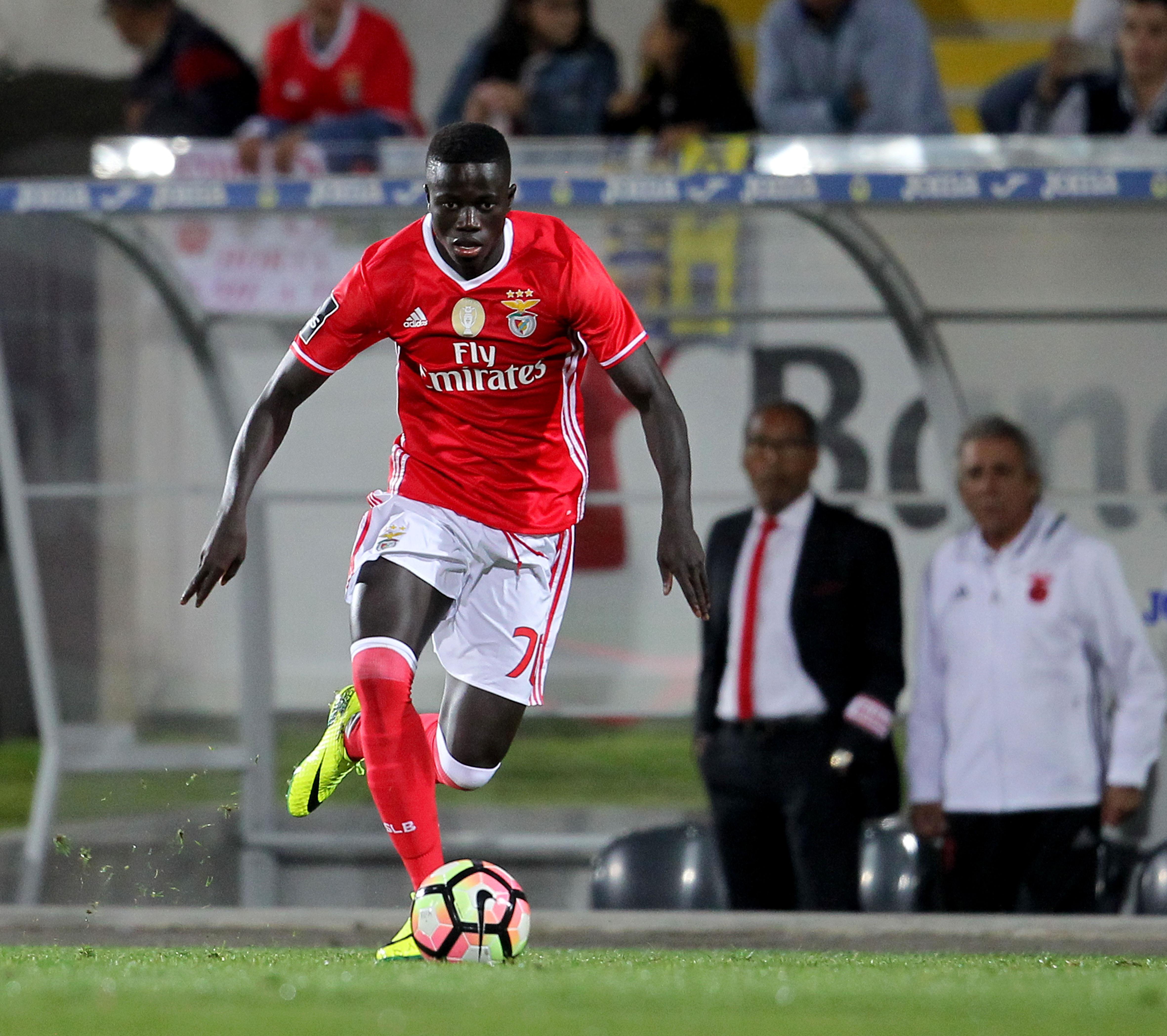 Zé Gomes — herói e bota de ouro do Europeu Sub-17 ganho por Portugal em 2016 e visto como o «novo Eusébio», ganhou alcunha de 'Zé Golos'. Sem espaço no Benfica, roda hoje por clubes de divisões secundárias do leste europeu