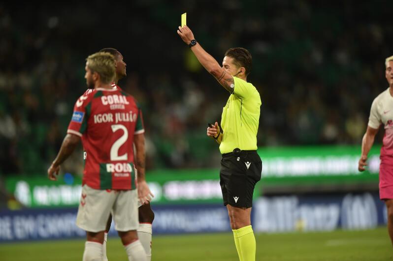 Igor Julião nunca desarmou e tentou sempre empurrar o Marítimo para a frente na partida da Taça da Liga com o Sporting — Foto: Miguel Nunes