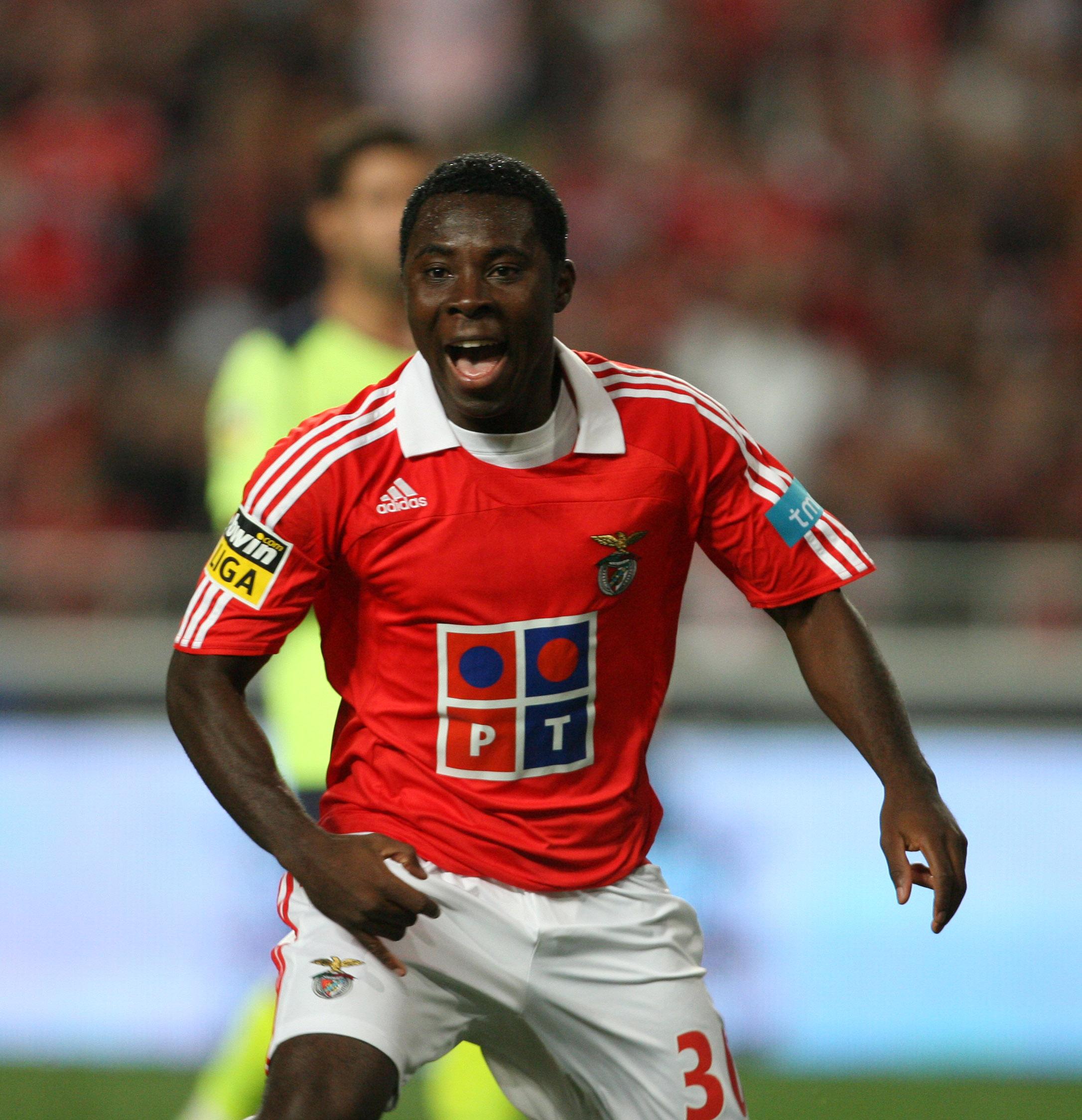 Freddy Adu — aos 14 anos, já era o «novo Pelé»; passou pelo Benfica e rodou por 15 clubes sem sucesso. Deixou os relvados em 2021 e vive nos Estados Unidos, onde trabalha como treinador em academias de futebol jovem