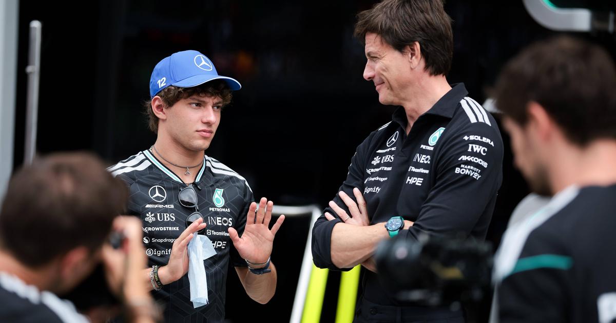 Kimi Antonelli a falar com Toto Wolff