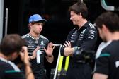 Kimi Antonelli a falar com Toto Wolff