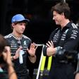 Kimi Antonelli a falar com Toto Wolff