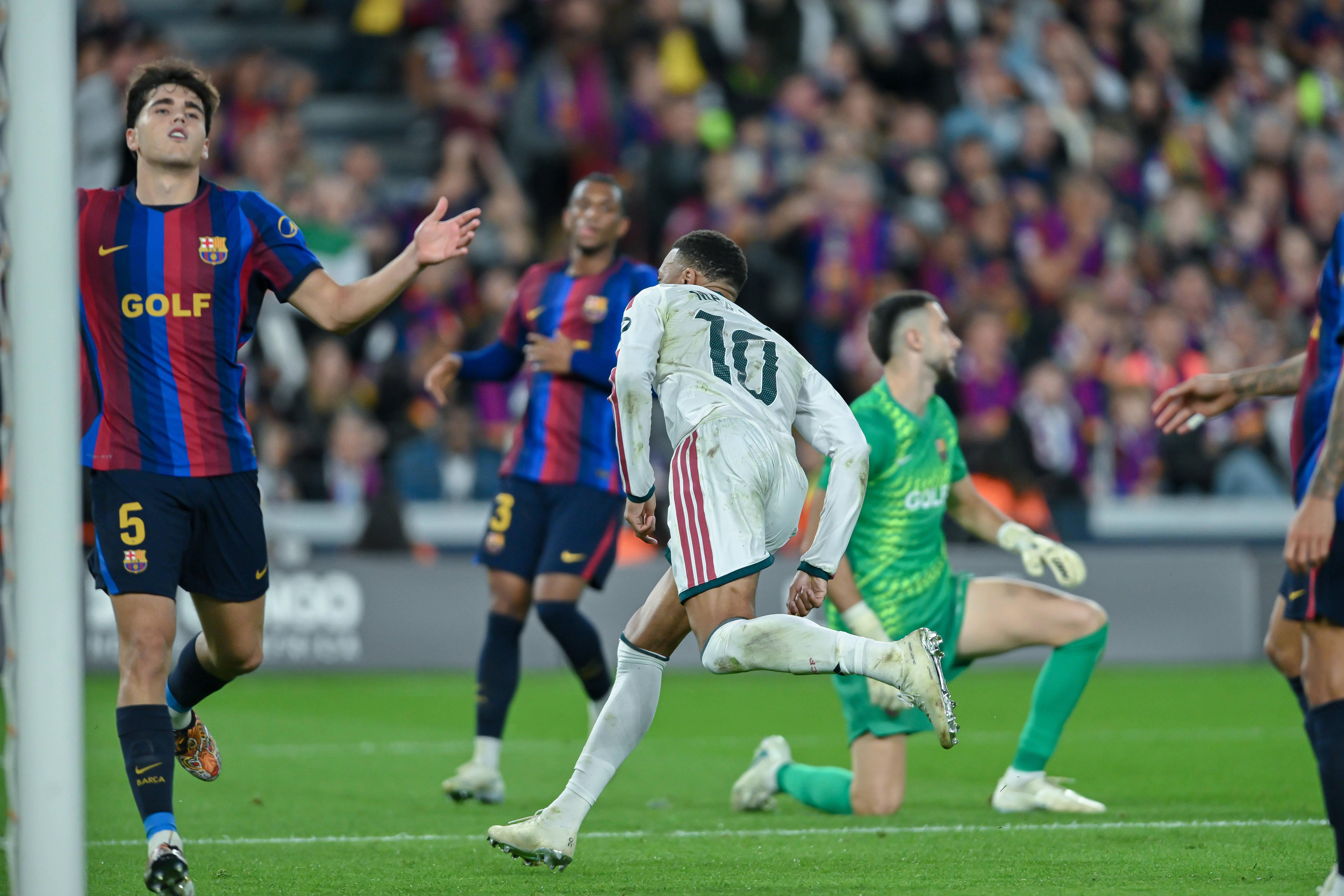 Kylian Mbappé decidiu o El Clásico em Camp Nou com um bis