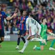 Kylian Mbappé decidiu o El Clásico em Camp Nou com um bis