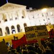Milhares de manifestantes em protesto pelo direito a uma habitação junto ao parlamento - Foto: Filipe Amorim/LUSA