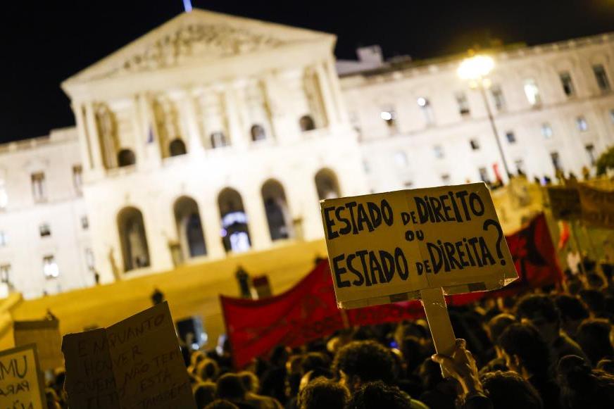 Milhares de manifestantes em protesto pelo direito a uma habitação junto ao parlamento - Foto: Filipe Amorim/LUSA