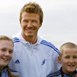 Harry Kane e a esposa Katie Goodland com David Beckham em 2005 e esta segunda feira com a Bola de Ouro - fotos: IMAGO
