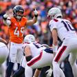Alex Singleton, com o número 49, jogador dos Denver Broncos - Foto: IMAGO