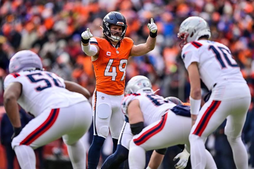 Alex Singleton, com o número 49, jogador dos Denver Broncos - Foto: IMAGO