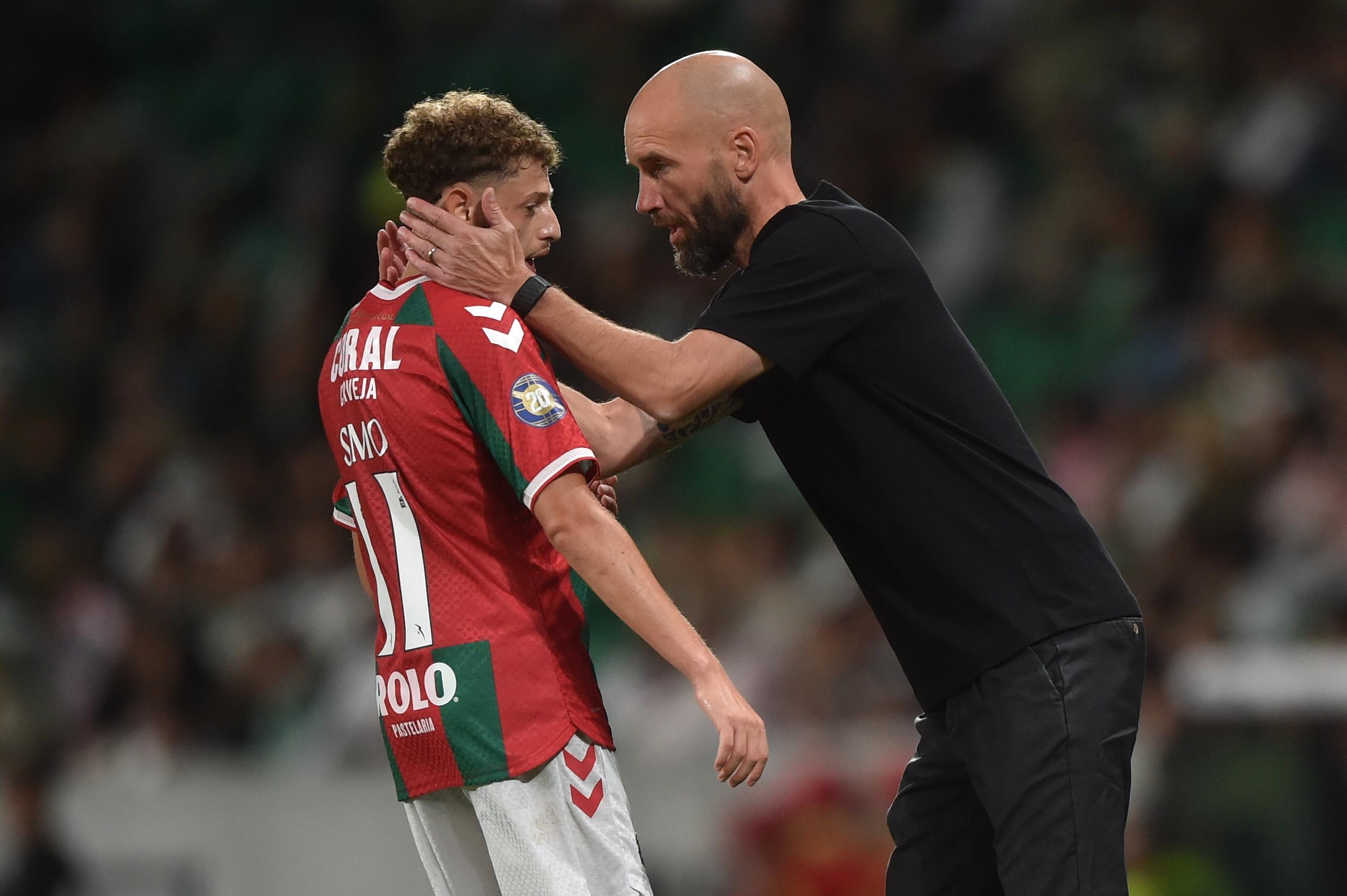 Van der Gaag dá indicações a Simo. Foto: Miguel Nunes (Sporting-Marítimo)